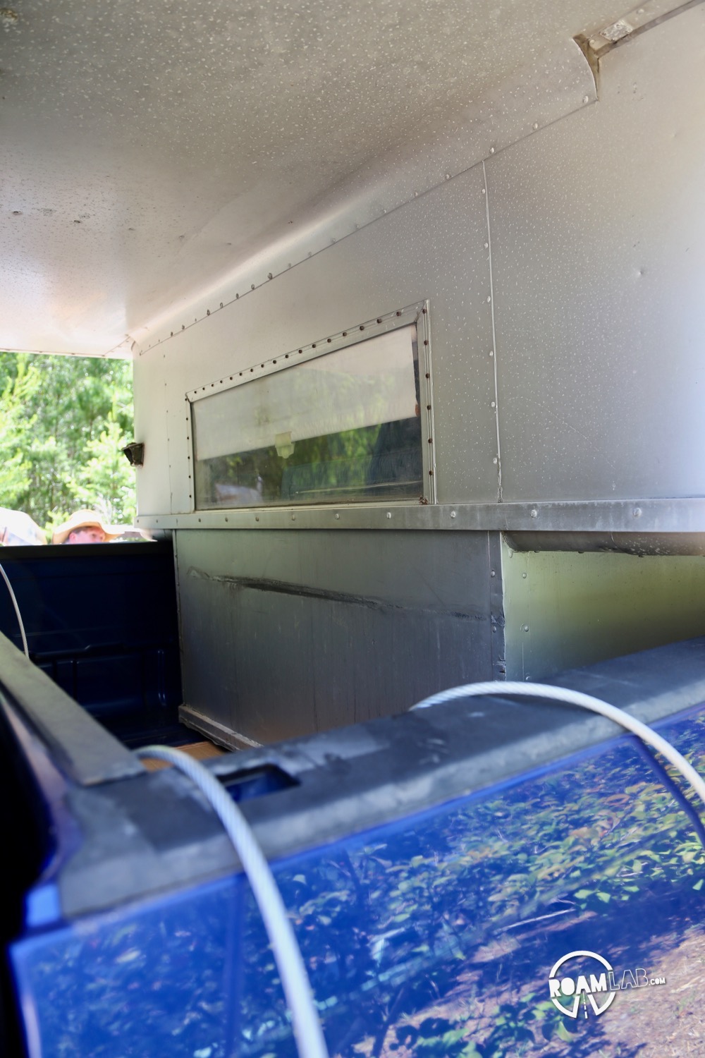 Fitting the bullwark of a 1970 Avion C11 truck camper in the bed of a blue 2015 Ram 3500.