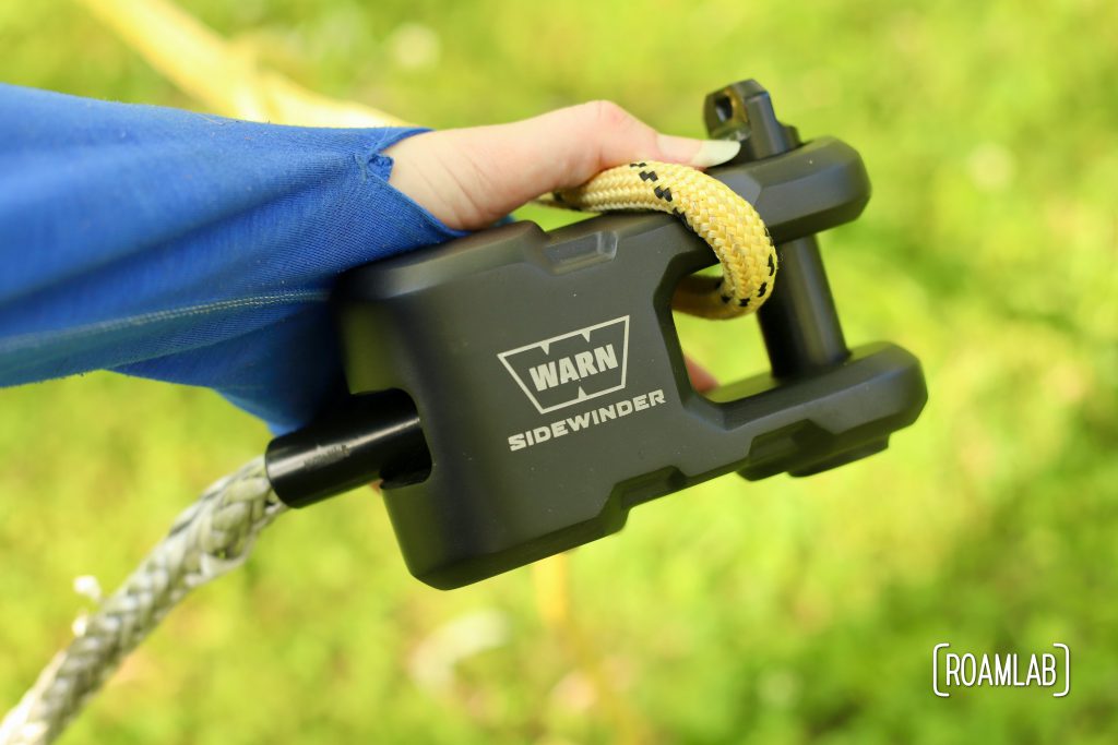 Connecting the branch rope with the winch with our Warn Sidewinder.